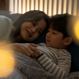 子どもと「添い寝」、何歳まで許される？子離れできない母親が増殖中