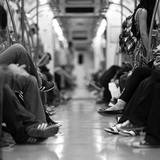 電車内で性的暴行を受ける女性を乗客全員が見て見ぬふり