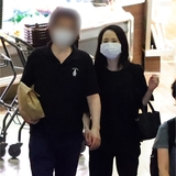 松田聖子「女子高生に人気の服も試着」夫と手つなぎショッピング