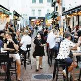 接種完了率8割超でも感染急増、98%は軽症で「コロナと共存」方針の国