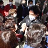 「LOVE　進次郎」前環境相の人気は“アイドル級”　うちわ持参の有権者