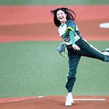 吉高由里子が始球式　まさかの大暴投にマウンドで「キャーーー！」と悲鳴　場内は笑う