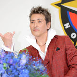 新庄剛志新監督が就任会見　ど派手なスーツ姿で登場「選手兼監督として…」とジョーク第一声