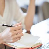 ｢奨学金240万円｣借りた女性が抱く父への葛藤　兄にはポンと数百万円出したにもかかわらず…