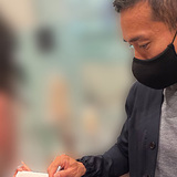 長友佑都　ファン40人のサイン要求に笑顔で対応！オフでも見せた“おっさんパワー”