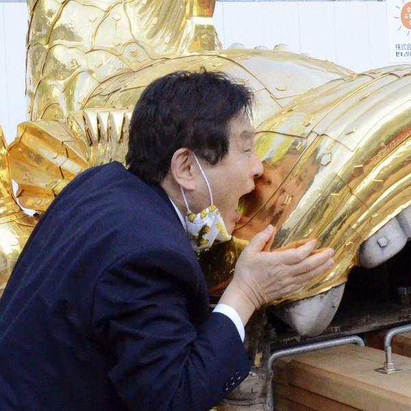 河村たかし名古屋市長の"金メダルかじり"にSNS上で批判続出…ソフト後藤希友の表敬訪問で突然「ガブリ」：コメント54