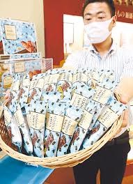 好きな全国のお土産菓子は？ 3位『もみじ饅頭』2位『八つ橋』1位はサクッとした…：コメント261