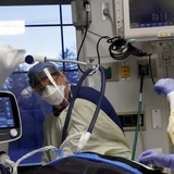 オミクロン株による米死者数が増加傾向、デルタ株を上回る