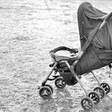 「ベビーカーでの買い物帰り、袋が破れてリンゴが散乱。周りのマダムやビジネスマンに無視されたけど...」