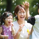 女性の8割が共働き希望も「子どもが小さいときは専業主婦が理想」53%