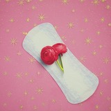 生理の血を顔に塗る女性が急増中！？　SNSでトレンドの“経血マスク”に「気持ち悪い」