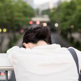 もしかして「冬季うつ病」？　「寝ても寝ても眠い」「甘いものを欲する」通常のうつ病との違い