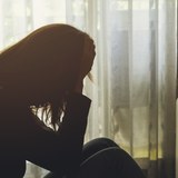月経前の不調は我慢するもの…？　仕事や学校に行けないのは「甘え」ですか