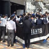 「5年以内に死ぬ！」反ワクチン団体が接種会場で“テロ行為”、警察出動も止まぬ怒号