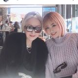 ５１歳・平子理沙、８２歳母の顔出しショット公開「ママも美しい！」「カッコよくて素敵」の声