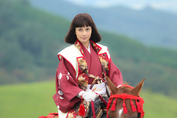 佐々木希、姫カット風にイメチェン！ピンクの新ヘア＆すっぴん撮「可愛さ倍増」と話題：コメント3