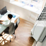 エアコンは「24時間つけっぱなし」がいい？　有効な節電対策、シャープとパナの見解は