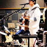 福山雅治「リハ始まりました」黒のニット帽＆白ジャージー姿に「お似合いです」「スニーカーめっかわ…！」