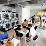 進化するコインランドリー、「家事の時短」支える…カフェ併設・布団洗える専用機も
