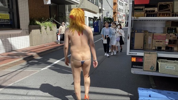 YouTuberがパンツ一丁で旧統一教会に突撃。警察に連行される：コメント21