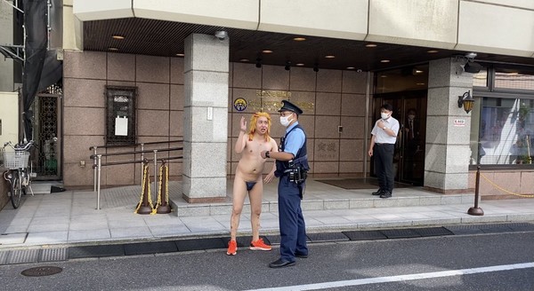 YouTuberがパンツ一丁で旧統一教会に突撃。警察に連行される：コメント24