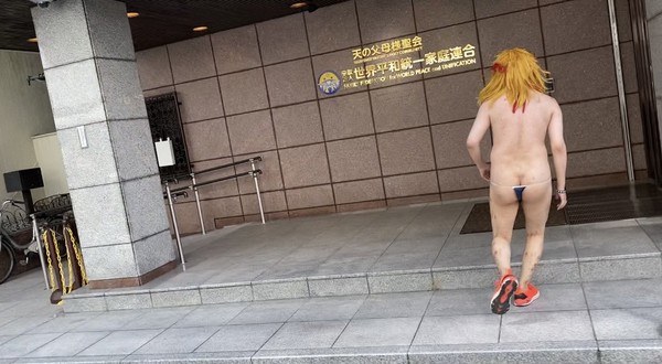 YouTuberがパンツ一丁で旧統一教会に突撃。警察に連行される：コメント22