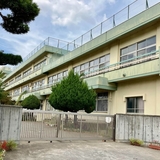 給食に漂白剤混入の24歳女性教諭　授業中は『鬼滅Tシャツ』、「鬼ごっこで生徒にケガ」トラブルも知らん顔