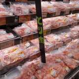 食品トレーやめて、鶏肉をそのまま袋詰め　当初は心配する声もあったサミットの取り組みが支持されたワケ