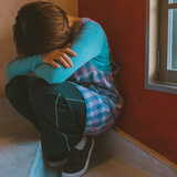 「ミニスカ履いて彼氏と手をつないでいた」だけで保護者間の噂に、「いつも親にビクビク」