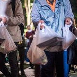 若者や女性が弁当配布の列に並ぶ時代に　誰もが貧困リスク抱える社会になった元凶とは