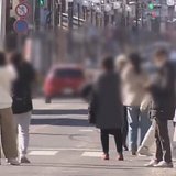 「商店街ごしの富士山」に殺到　外国人観光客が“危険撮影”　歩道はみ出し、車道の真ん中で