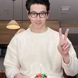 「57歳?!ありえない」“世界一若く見える”と話題のイケメン男性、57歳誕生日の若々しい姿に騒然