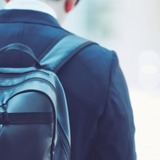 手に持つ？ 前に抱える？ 電車内での「リュックの持ち方マナー」鉄道会社8社に見解を聞いてみた