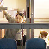 大谷翔平の妻・真美子さんが愛犬・デコピンと今季５度目の現地観戦　大谷の適時打に身を乗り出して喜ぶ