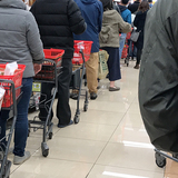 「本当に邪魔」レジの行列、家族全員で並ぶのはマナー違反？　店員の本音に賛否両論