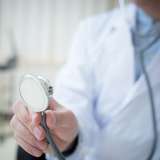  「健診で服脱がされ…」保護者の投稿に、「タダ働き同然なのに」と医師ら反発　背景にPTAにもある理不尽