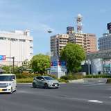 百貨店が消えたまちを歩いた。にぎわいは程遠く、駅前は活気を失った。