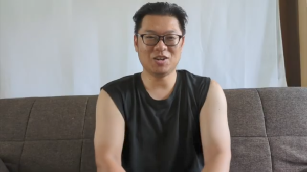 胸をあらわにした女性の「搾乳器」実演動画がYouTubeに氾濫、「教育目的」うたっても…:コメント11