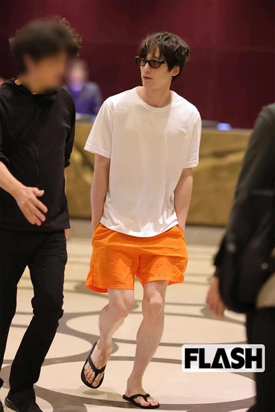 坂口健太郎　ド派手短パンメガネ姿も“骨くっきり”の激やせ具合に広がる心配：コメント2