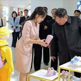 金正恩委員長の脳出血死亡説が海外SNSで広がる…北朝鮮、家族と一緒の写真を公開