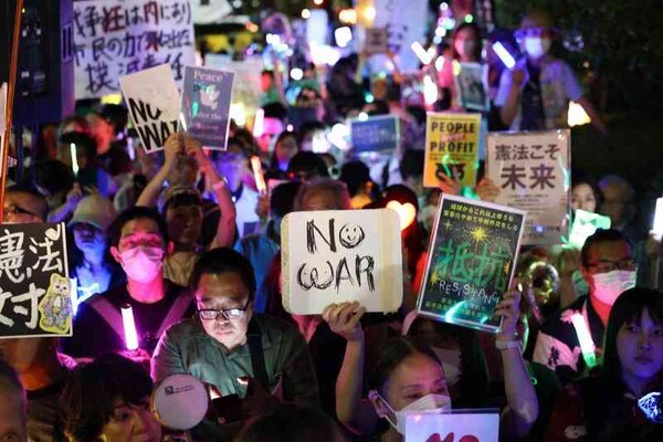 国会前で約1万人がデモ、反戦訴える　「総理は憲法守れ」コール：コメント2
