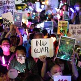国会前で約1万人がデモ、反戦訴える　「総理は憲法守れ」コール
