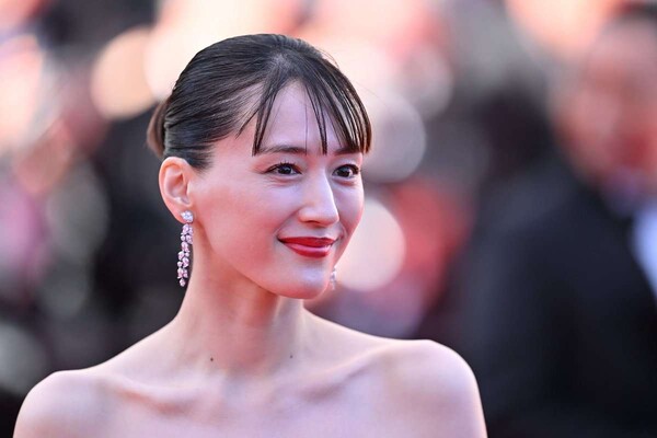 綾瀬はるかのシワ、小泉今日子の白髪が「美しい」と話題 整形・加工全盛時代に支持される「受け入れる」生き方:コメント2