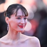 綾瀬はるかのシワ、小泉今日子の白髪が「美しい」と話題　整形・加工全盛時代に支持される「受け入れる」生き方