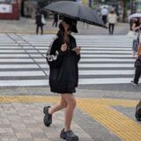 「歩きスマホ事故」で救急搬送、最多は10代“ではない”…脳のキャパオーバーで“生命の危険”増大