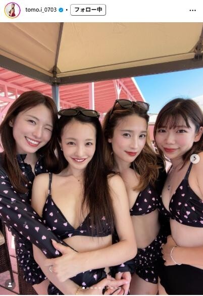 「全男が釘付け」板野友美「会社のメンバー」とのビキニショットに「レベチで可愛い、、」：コメント2